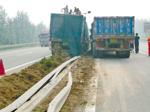 8月23日清晨，一輛大貨車(chē)在青蘭高速邯鄲市廣平段撞上護(hù)欄，闖進(jìn)綠化帶，違章行駛?cè)氖缀蟛艅x住車(chē)。
